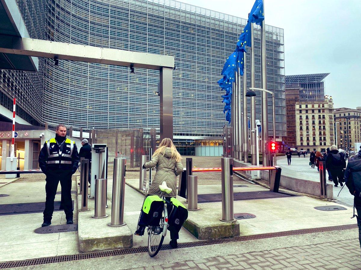 SandroDAraujo's tweet photo. ACESSO | a entrada com bicicleta para o edifício da @EU_Commission em Bruxelas faz-se em canal próprio. Bom exemplo, prático e simbólico. Quando teremos disto em Portugal? #ciclismoparatodos #mobilidadeativa #sustentabilidade https://t.co/sZOncUhIKv