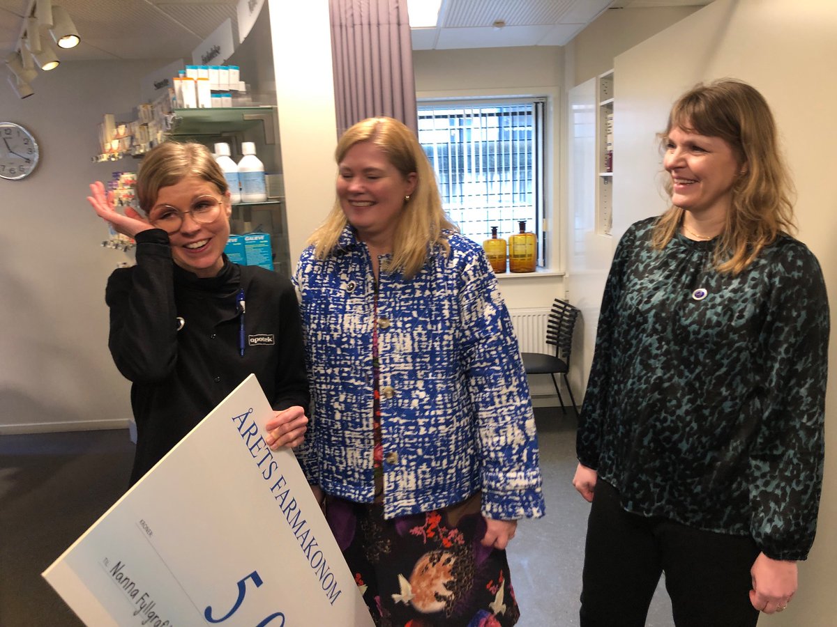 I dag bliver Årets Farmakonom hædret på Vejgaard Apotek. Nanna er både en fantastisk kollega og farmakonom. Derudover er hun uddannelsesansvarlig for eleverne, TR og fagpolitisk aktiv. En fremragende repræsentant for faget. Tillykke til Nanna og kollegerne! #farmakonom #arbejde
