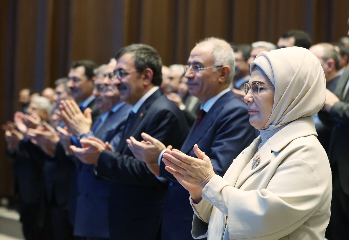 EmineErdogan's tweet photo. AK Parti Kongre Merkezi’nin ve Genel Seçim Beyannamesi’nin ülkemizin ve milletimizin geleceği için hayırlı olmasını diliyor, emek verenlere teşekkür ediyorum. 

Her projenin ülkemizi yeni bir zirveye taşıyacağına yürekten inanıyor, bu uğurda gönül veren herkese başarılar diliyorum. @Akparti #TürkiyeYüzyılı #GerçekBelediyecilik