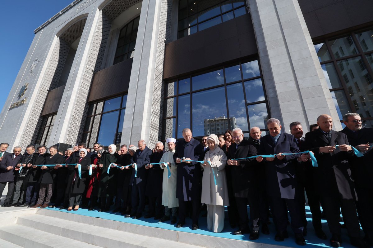 EmineErdogan's tweet photo. AK Parti Kongre Merkezi’nin ve Genel Seçim Beyannamesi’nin ülkemizin ve milletimizin geleceği için hayırlı olmasını diliyor, emek verenlere teşekkür ediyorum. 

Her projenin ülkemizi yeni bir zirveye taşıyacağına yürekten inanıyor, bu uğurda gönül veren herkese başarılar diliyorum. @Akparti #TürkiyeYüzyılı #GerçekBelediyecilik