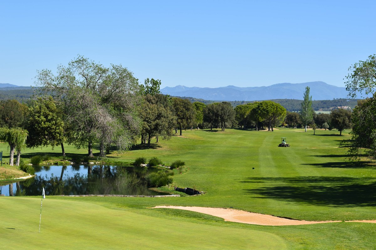 Estar rodeados de los Pirineos ⛰ y del mediterráneo 🌊 hace que jugar al golf se vuelva todo un privilegio ⛳