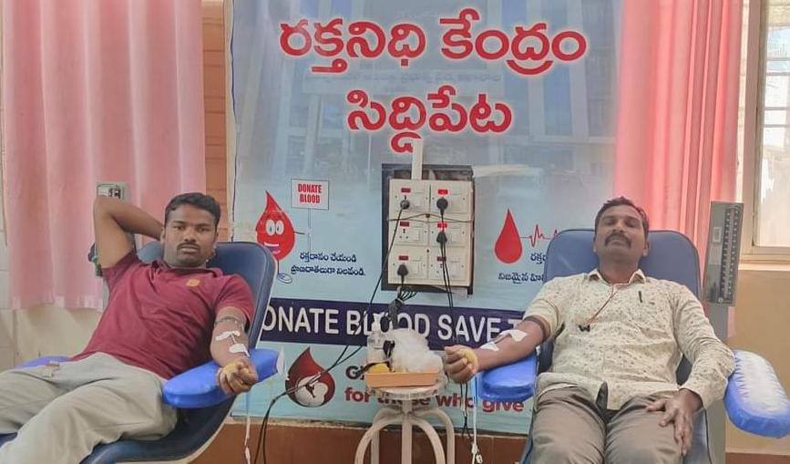 siddipetcp's tweet image. ఈరోజు అత్యవసర సమయంలో సిద్దిపేట పట్టణానికి చెందిన మహిళకు రక్త  దానం చేసి మానవత్వాన్ని చాటిన  సిద్దిపేట వన్ టౌన్ కానిస్టేబుళ్లు  నాగరాజు, భూమలింగం. @TelanganaDGP @Tscops2 #blooddonate #siddipetpolice