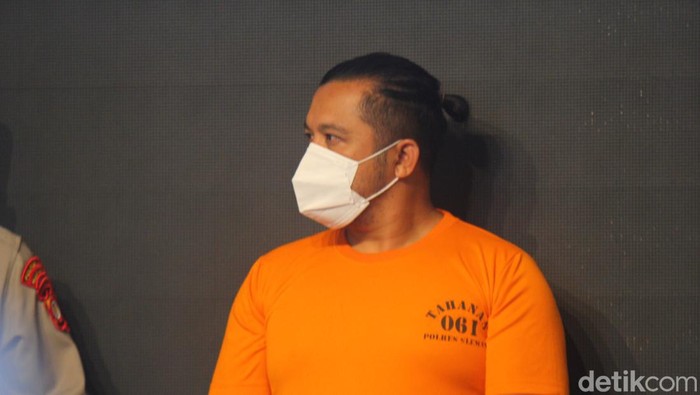 Elwizan Aminudin alias Amin (42 tahun), dokter gadungan yang buron sejak Desember 2021, hari ini ditangkap Polresta Sleman.

Amin berkarier sebagai dokter palsu sejak 2013. Dia pernah menjadi "dokter" Timnas-19 dan 9 klub pro di Indonesia. 

📸: Detik