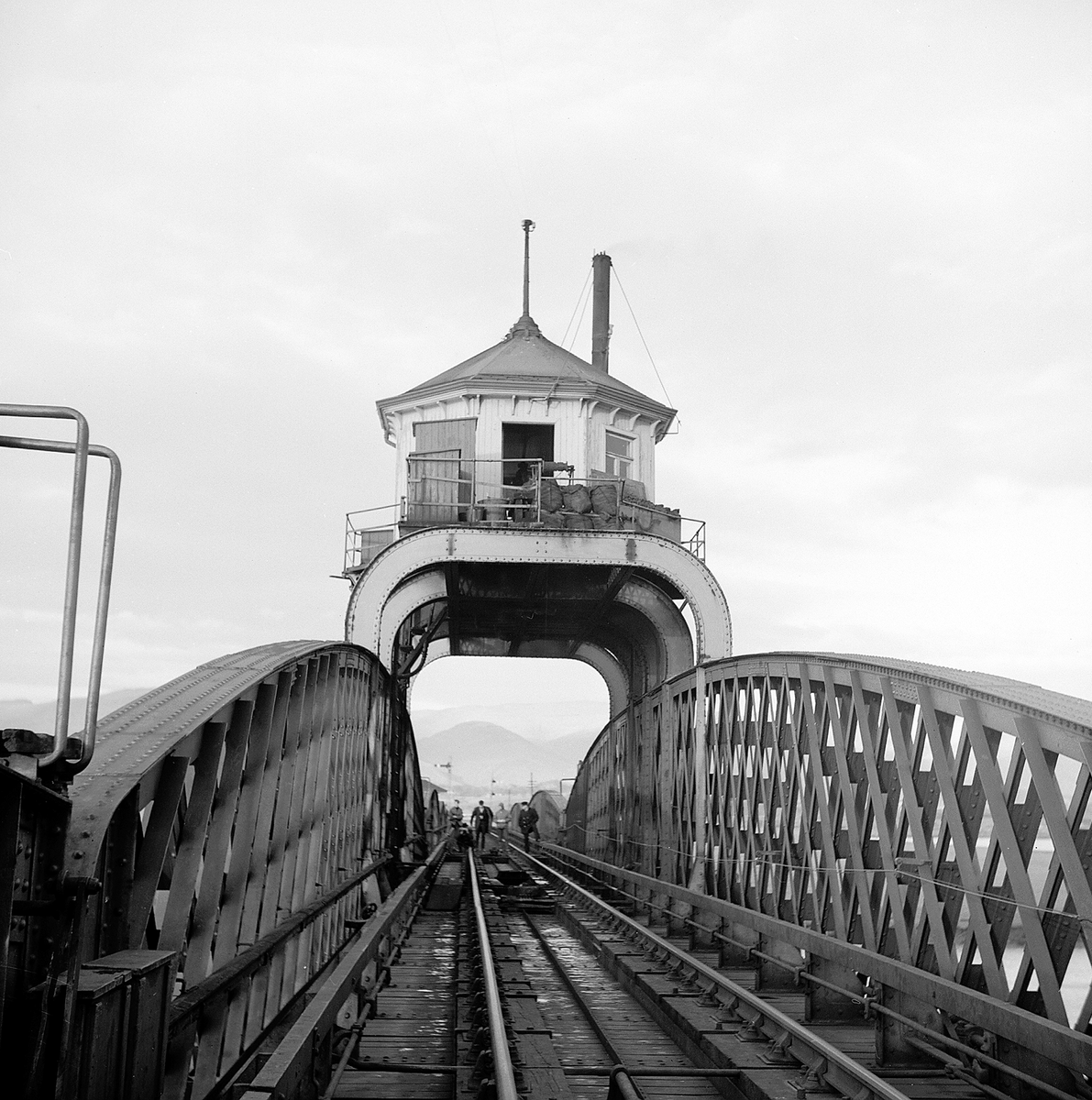 HistEnvScot's tweet photo. Not to be confused with its famous counterpart downriver, Alloa's Forth Bridge opened in October 1885.

John R Hume visited at the end of January 1968, when regular passenger services were withdrawn.

See more on Canmore 👉 https://t.co/Cp4cNW2mSc

(📷 © HES, courtesy of JR Hume) https://t.co/uuim2yxrtj