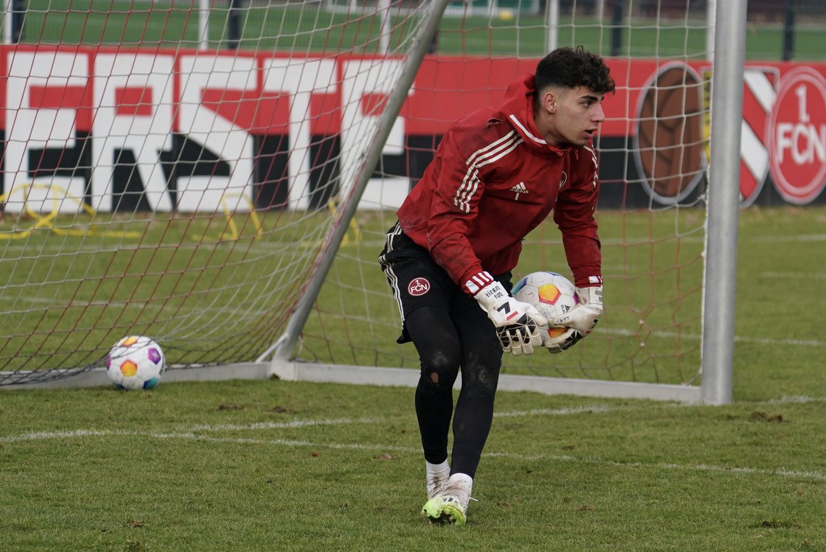 1_fc_nuernberg's tweet image. Unterstützend für das Turnier heute auch mit dabei: Die #FCNNLZ-Torhüter #Karakaya, #Pohlmann und #Olayo🧤

#fcn