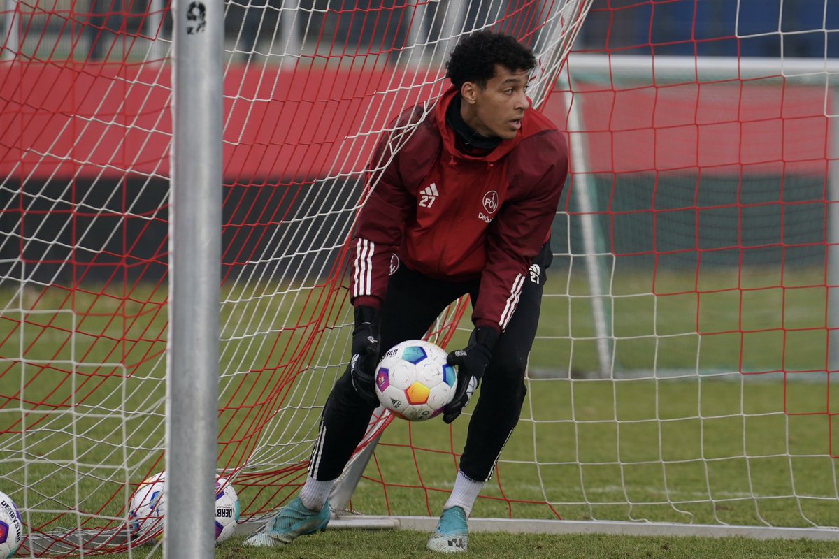 1_fc_nuernberg's tweet image. Unterstützend für das Turnier heute auch mit dabei: Die #FCNNLZ-Torhüter #Karakaya, #Pohlmann und #Olayo🧤

#fcn
