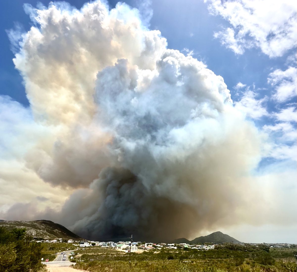 Fire season . Towns and their mountains look powerless #pringlebay