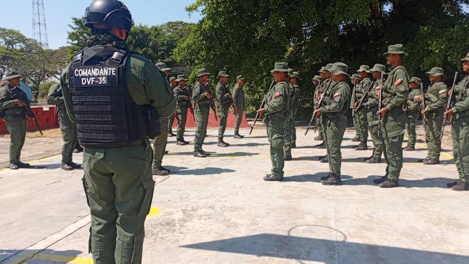 #AsíLoDijo || GJ <a href="/dhernandezlarez/">GJ. Domingo Hernández Lárez</a> URRAS de Combate mantienen labores de patrullaje a lo largo y ancho de nuestro territorio nacional, garantizando la integridad territorial y la tranquilidad de la nación.
#FANB 
#IntegrarEsVencer
#7TFórmulaVictoriosa