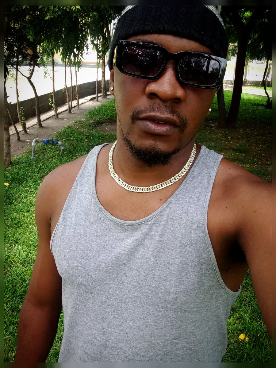 j'ai l'air riche, n'est-ce pas ? 😎.
.
.
.

#Ayo_eazy_make_em_bounce 
#Sounds_of_Rigidigy_loading