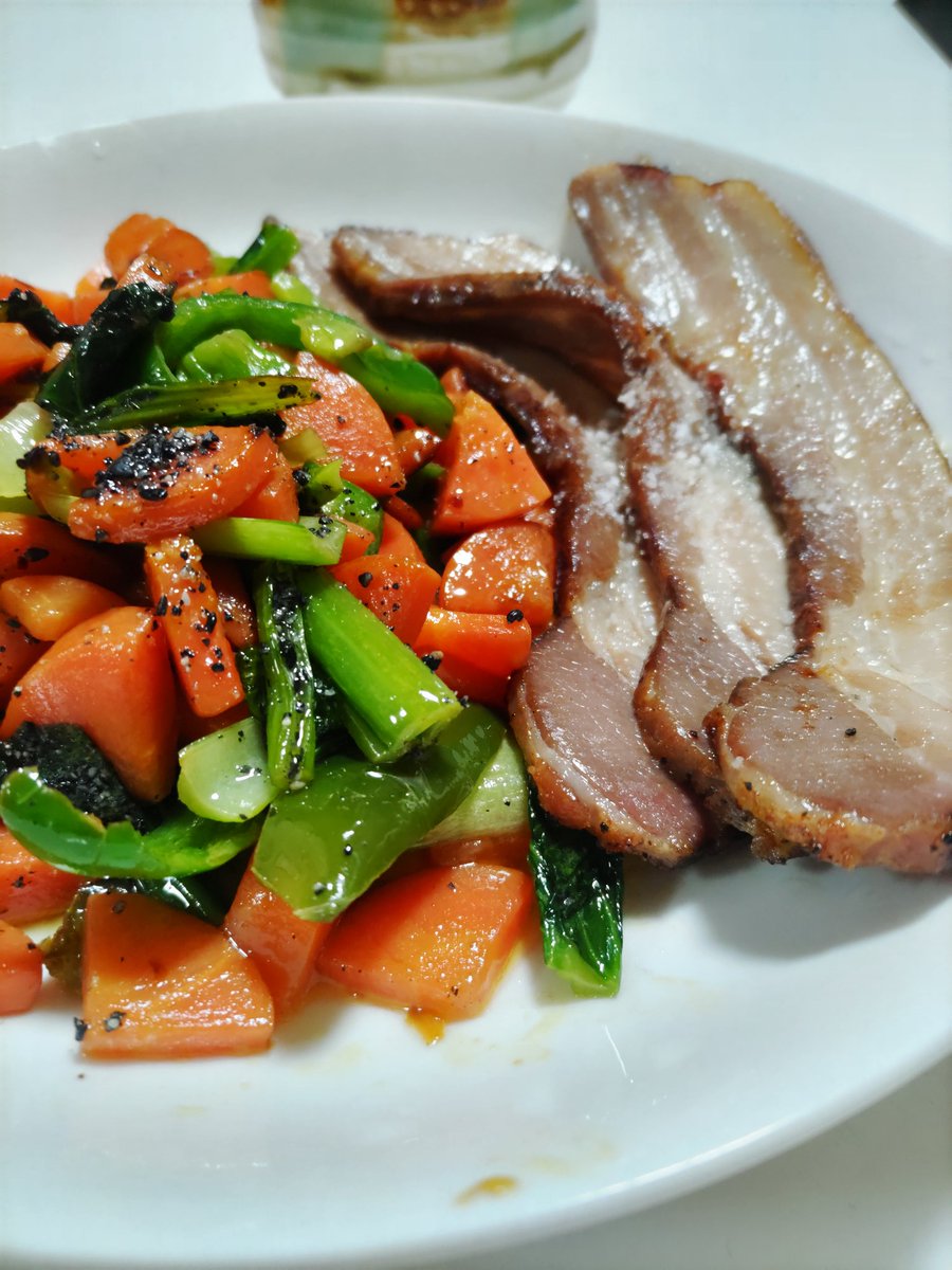 yokolab01's tweet image. 🥕皮むかず、少しこげ、量多め。

色んな人が言ってたように、色によって食べたくなるということを改めて実感。

放牧豚ベーコン3、人参1本🥕、小松菜、ピーマン1個🫑、GFバター🧈、海、塩、黒ごま、オリーブオイル、もずく

#自炊  #自炊初心者 #自炊記録 #自炊男子