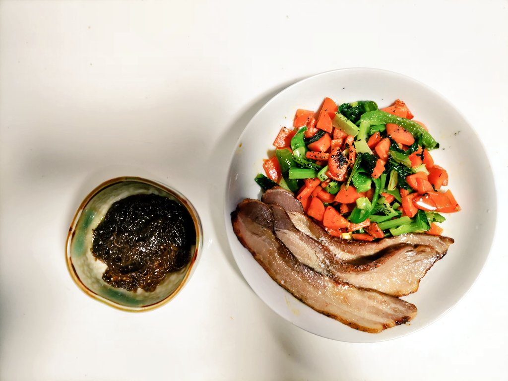 yokolab01's tweet image. 🥕皮むかず、少しこげ、量多め。

色んな人が言ってたように、色によって食べたくなるということを改めて実感。

放牧豚ベーコン3、人参1本🥕、小松菜、ピーマン1個🫑、GFバター🧈、海、塩、黒ごま、オリーブオイル、もずく

#自炊  #自炊初心者 #自炊記録 #自炊男子