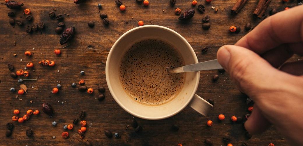 Kaffee ist das beliebteste Heißgetränk in Deutschland und hat sich über die Jahre kaum verändert. Drei Gründer aus Berlin haben daher einen ganz wesentlichen Bestandteil verändert und sind so erfolgreich geworden!👍
geschaeftsideen.de/Kalter-Kaffee-…