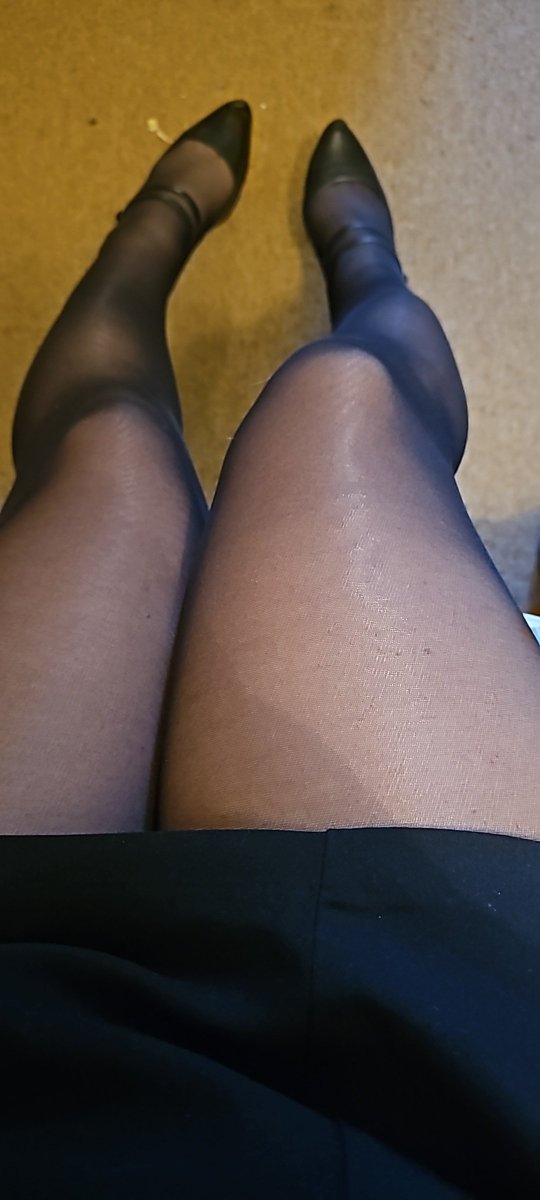 lizziedenier's tweet photo. Tuesday tights #tights #pantyhose #postingagain #legs #nylons https://t.co/MYD1REVstv