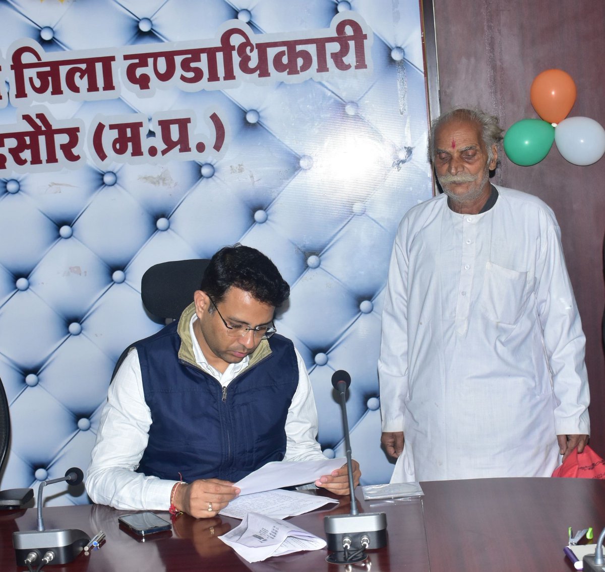 CMandsaur's tweet photo. जिला स्तरीय जनसुनवाई में अपर कलेक्टर श्री विशाल सिंह चौहान द्वारा सुशासन भवन में 44 ग्रामीण जनों की समस्या सुनी एवं अधिकारियों को जल्द निराकरण करने के निर्देश दिए । https://t.co/BzqrLFoQif
