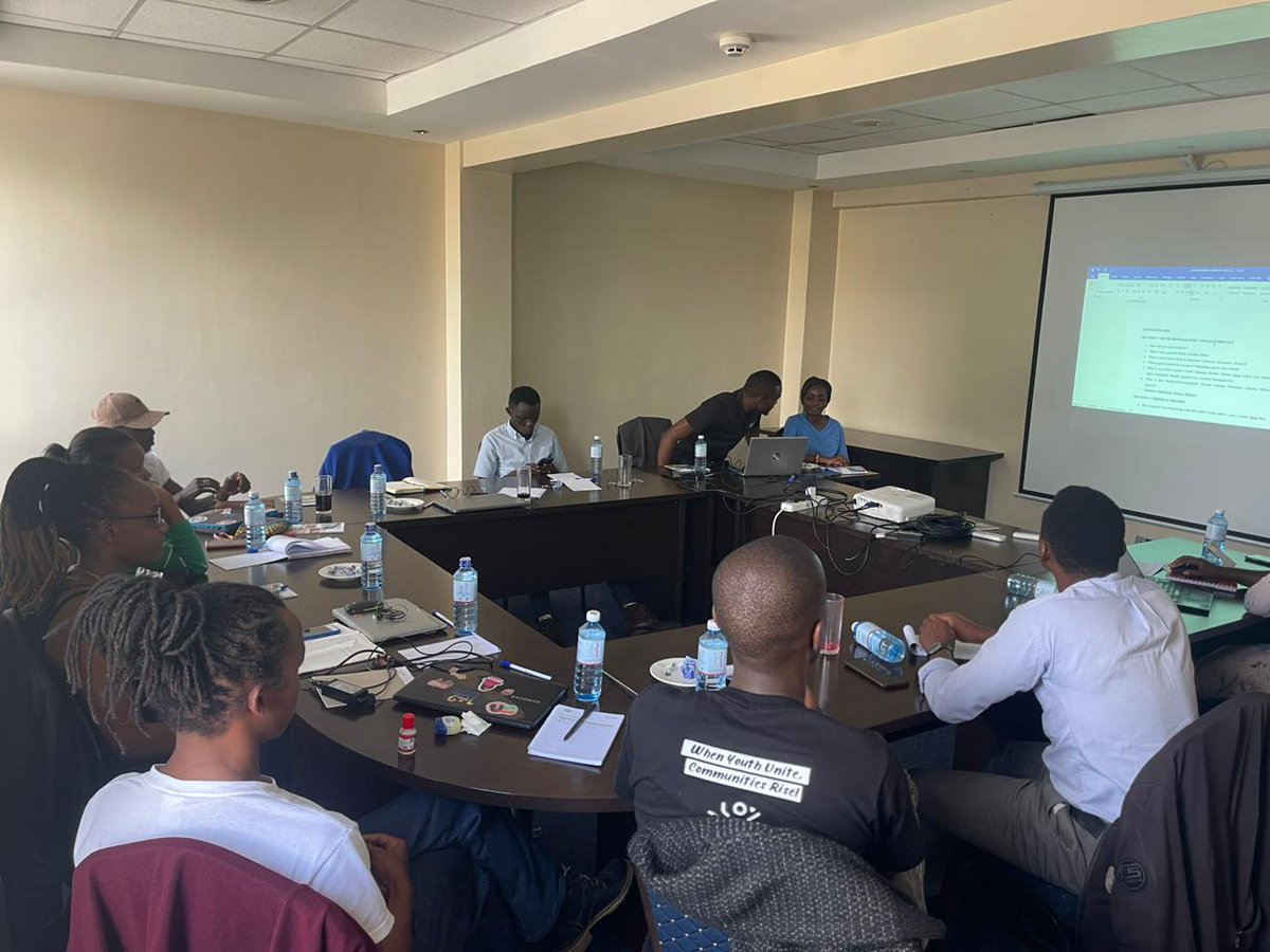 #HappeningNow .@AYARHEP_KENYA is currently gearing up for an insightful research journey on the factors affecting HIV treatment uptake among young people in Nairobi! The training session is in full swing,t hanks to the impactful support of @Amref_Kenya! #AYARHEPSpeaks