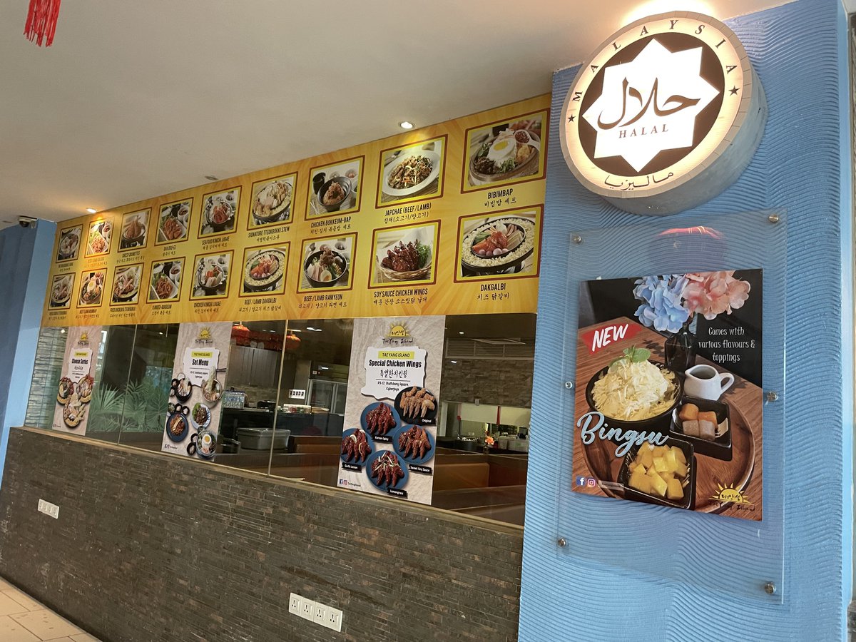 twt_bajet's tweet photo. Kalau isteri teringin nak makanan Korea, kami tak pergi Itaewon sebab tiket flight mahal, sebaliknya akan ke Tae Yang Island di Shaftbury Cyber @Twt_Cyberjaya 

5 sebab saya pilih Tae Yang Island:

1. Ada Halal jakim. Jadi senang nak bawa emak saya dan family yang particular bab penyediaan makanan

2. Unlimited free flow kimchi, raddish dan green tea (refill). Ambil sendiri jadi anda tak malu sangat minta banyak kali dengan waiter. Kimchi dia tk masam sangat dan masuk bila makan dengan nasi

3. Harganya affordable dengan apa yang diberi. Rasa dia sedap dan mengenyangkan. Mungkin antara tersedap di Cyberjaya. Bukanlah murah macam yg orang jual di carboot sales namun berbaloi

4. Kedai dia tak perlu beratur sebab tak pernah lagi tak dapat seat. Saya selalu ke sini time dinner. Lunch hour tk pasti sebab office saya bukan di sini. Saya berani claim kedai ni underrated

5. Sup dia favourite saya. Sup kosong isi daun apa tak tahu, mungkin seaweed. Kena dengan favourite saya. Bingsu dia rasa biasa sahaja sebab saya bukan peminat.

Next tweet saya paparkan pautan order online utk tahu range harga.