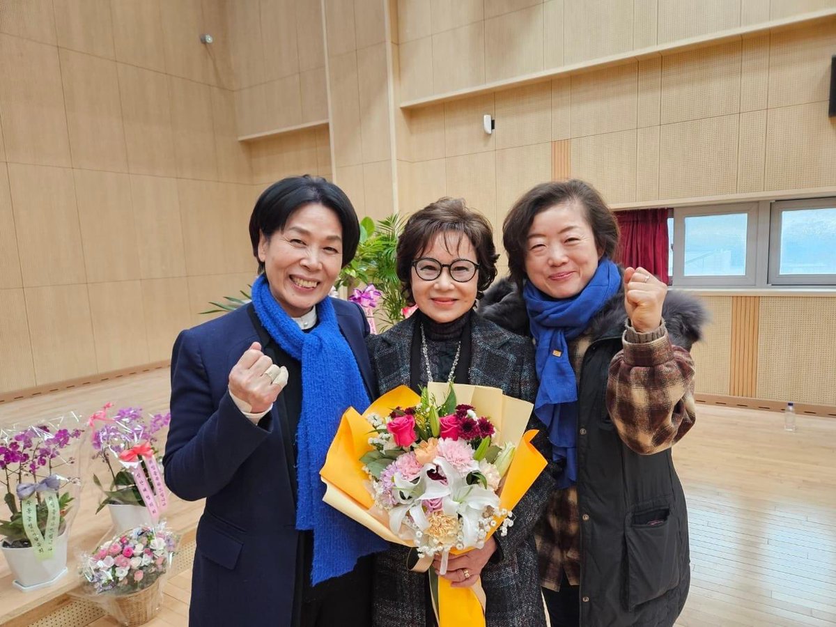 관변단체와 거리분위기는 극과 극!

거리에선 민주당과 우리 인기 짱! 관변단체 행사에선 찬밥 ㅎㅎ
그래도 제가 누굽니까~ 굴러 들어와 박힌 돌 되는 최민희!

말로 인사하는 대신 넙죽 절 한뒤
세뱃돈으로 악수 한번씩 더 하고요,

압박과 설움을 당당히 이겨내고
전임ㆍ신임회장님과 사진까지