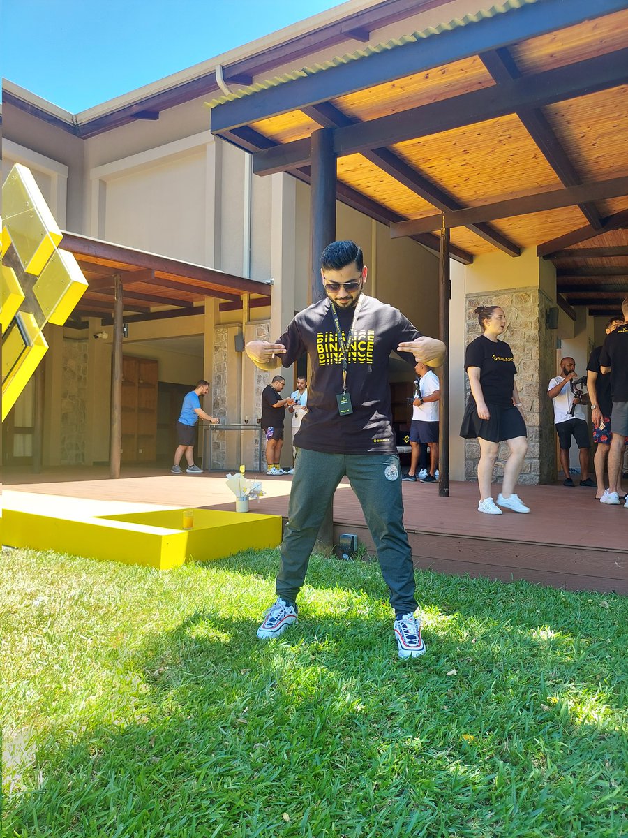 Mohsin_71's tweet photo. Photo shoot time 😎
#Binancecampus @binance @_RichardTeng @RachelConlan https://t.co/bsJiwvswFS