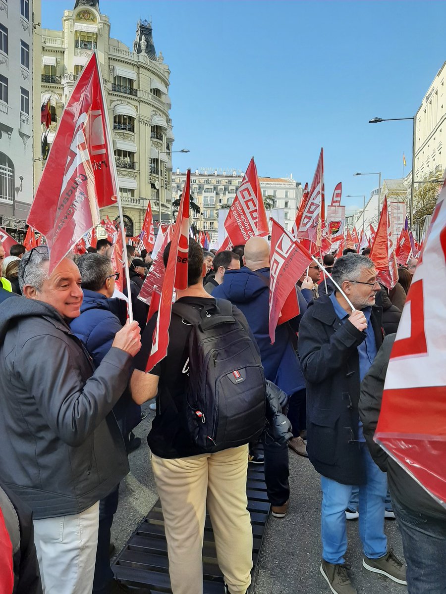 CCOO_FER's tweet photo. ‼️Concentración frente al Congreso: por las 35 horas en Adif y la eliminación de las categorías de ingreso en Renfe 

🗣 CCOO anuncia huelga de 23 h para el 9 de febrero con la intención de desbloquear los acuerdos legítimamente alcanzados en Adif y Renfe

🙌🏻 ¡TE ESPERAMOS! https://t.co/PrHYWFlfft