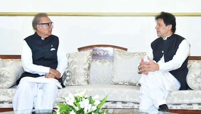 tajmalafzalgill's tweet photo. صدر صاحب کی بیچارگی بھی عجیب ہے 
صدر پاکستان  ہے لیکن یار کو نہی بچا سکتا 
@ArifAlvi 
@ImranKhanPTI 
@SMQureshiPTI 
بندا یار واستے جان دے دیوے اے تے فیر وی عمران خان اے
#صرف_10_سال https://t.co/0yF3rZKxHS