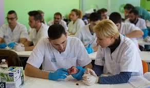 DiarioSabemos's tweet photo. 🧵HILO 👇Crisis de la Formación Profesional en el Madrid de Ayuso: los alumnos de la enseñanza pública, en clara desventaja en las prácticas obligatorias https://t.co/C3LR9Ls9Gq #EducacionMadrid #PracticasFPnal #FP @Eva_Maldonado_ https://t.co/5u9N0n9cx9