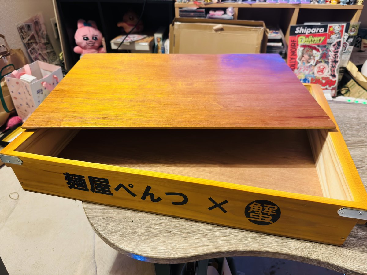 momoirof's tweet photo. 結婚祝いにフォロワーさんから特注麺箱を頂きました😭😭😭
めちゃくちゃ嬉しすぎる。
早くぺんつ製麺敷き詰めたい。 https://t.co/hsaZUWh7VZ