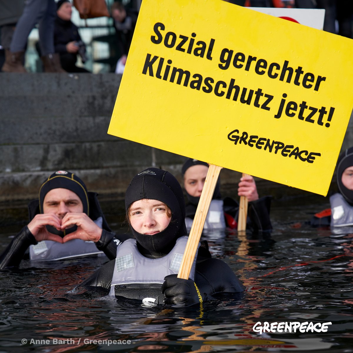 🧊Ice, ice, baby! Wir protestieren in der eiskalten Spree vorm Bundestag. GEGEN soziale Kälte (🥶) und FÜR sozial gerechten #Klimaschutz (💚)! Die Menschen wollen das Klimageld, viele brauchen es dringend – das darf keinen kalt lassen.