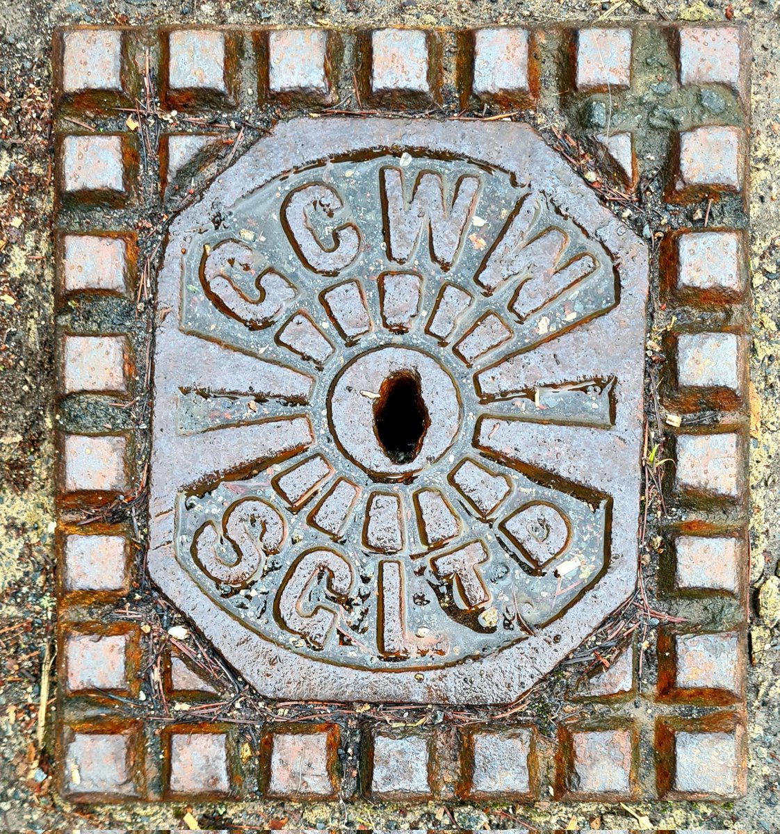 is_glasgow's tweet image. I find these old Glasgow Corporation Water Works access panels rather beautiful in an industrial design sort of way.

Cont./

#glasgow #streetfurniture #accesspanel #manholecover #glasgowstreets #water #glasgowcorporation