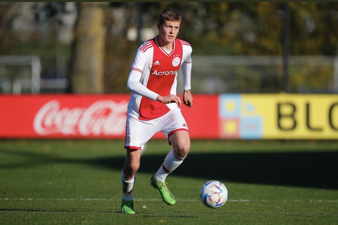 AjaxNewsZone's tweet image. Dies Janse staat in de belangstelling van Bayer Leverkusen. De Duitse club heeft €3 miljoen vast + €2 miljoen aan bonussen over voor de jonge verdediger. Ajax wil hem echter niet laten gaan. [@Bart_Veenstra] 

#Ajax