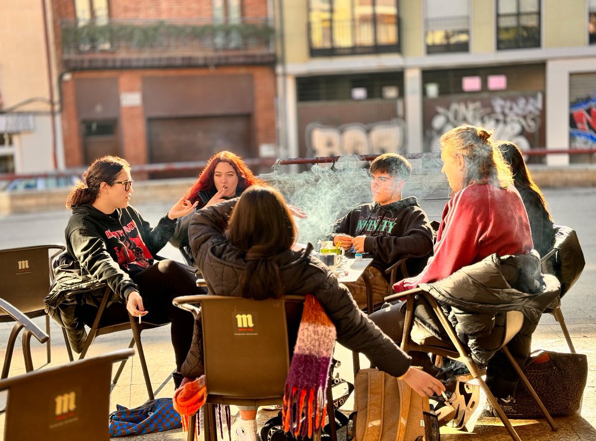 jimi haciéndome fotos entre todos los fumadores, me veis? pq como detrás del humo no se ve dijo una persona sabia una vez