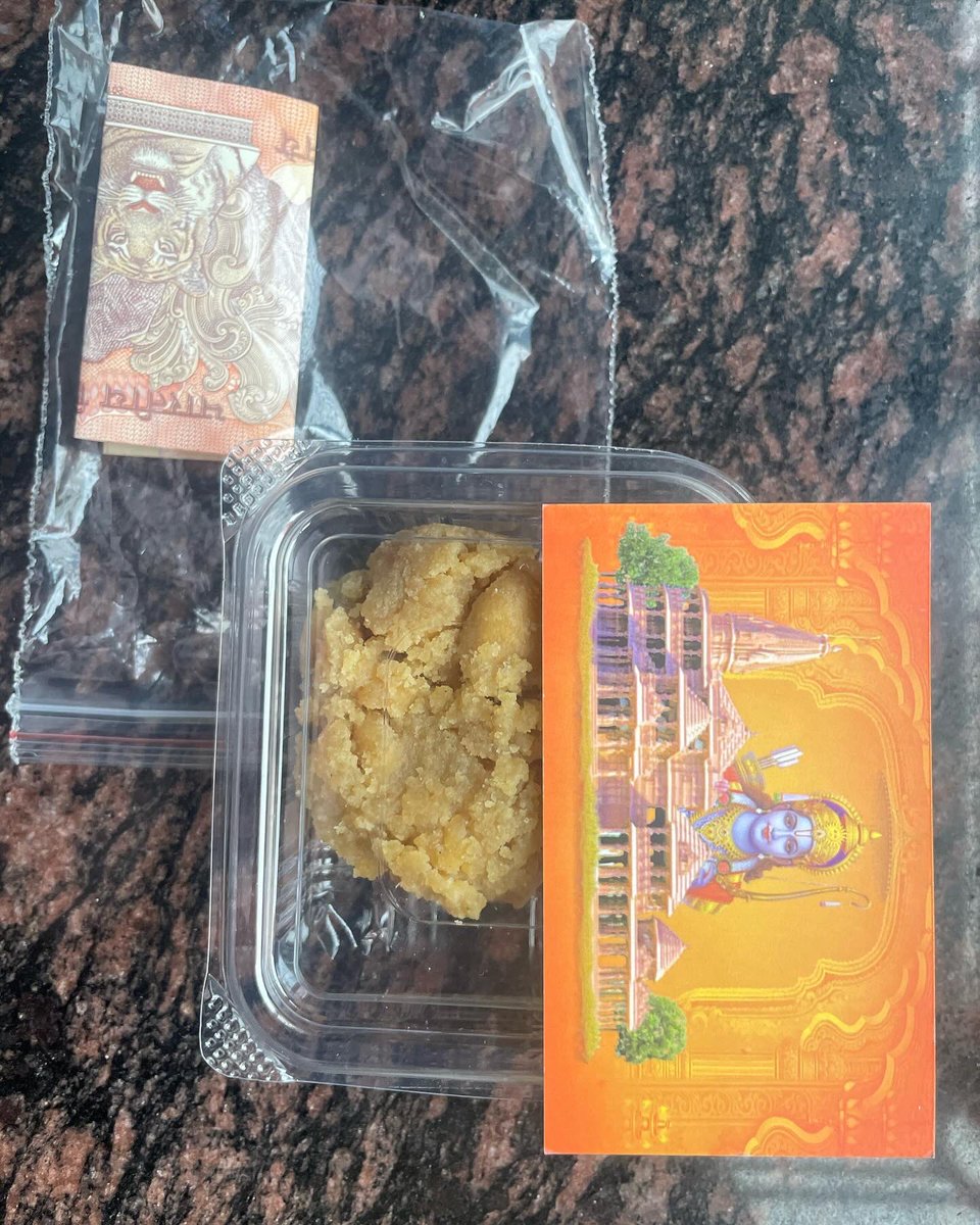 YashBinani93's tweet photo. श्री राम जन्मभूमि मंदिर में श्री रामलला नूतन प्रतिमा प्राण - प्रतिष्ठा के पश्चात् बड़ी बहन पूर्णिमा कोठारी जी के हातो से अयोध्या से आये प्रसाद एवं दीदी से बधाई लेकर मन हर्षित हुआ। 
हुतात्मा शहिद राम जी एवं शहीद शरद जी कोठारी को नमन। 🙏🏻
जय जय श्री राम 🚩
#KothariBandhu 
#Ayodhya https://t.co/2CepdH7H3b