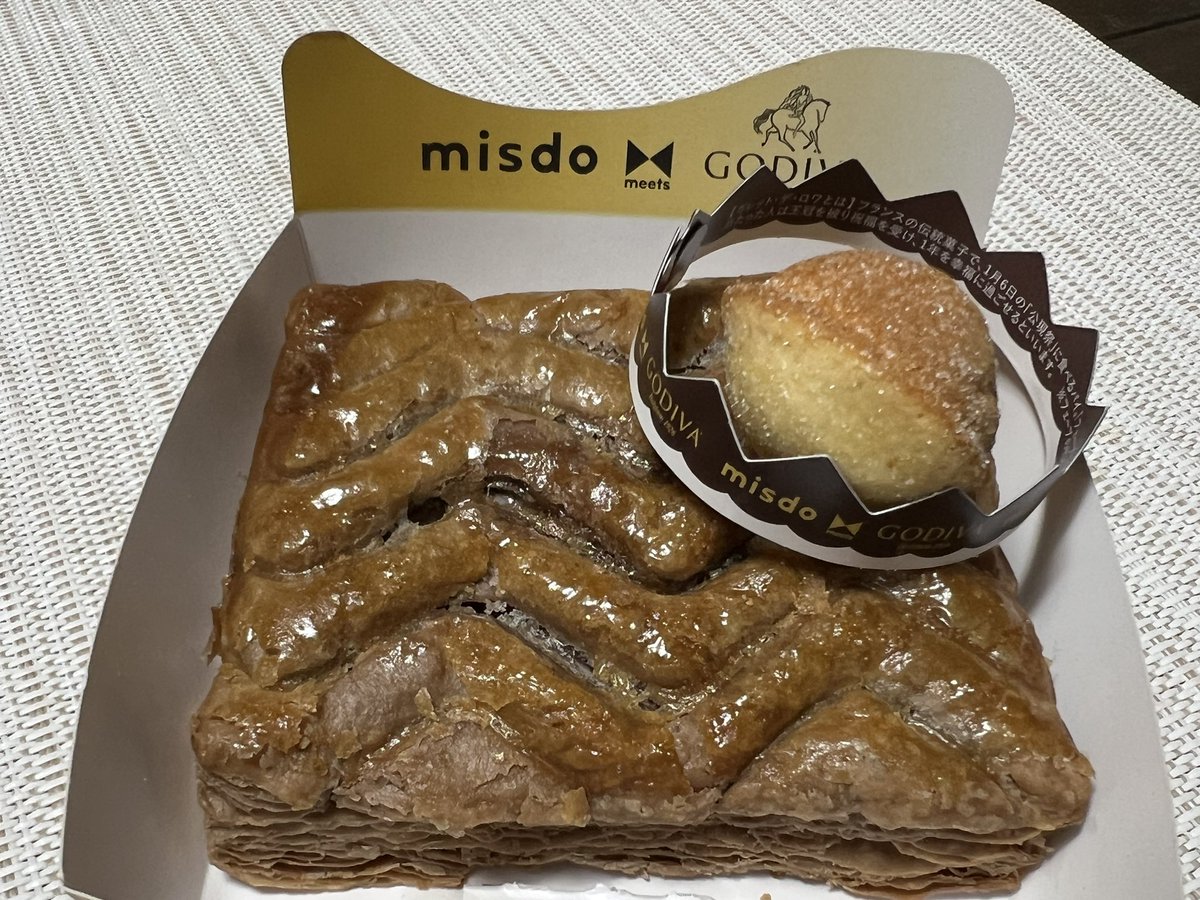 taaaano13's tweet photo. ミスドとゴディバのコラボ④🥧

ガレット・デ・ロワはフランス語で王様の菓子という意味！紙でできた王冠が飾り付けられていましたが、こちらもフランスの風習に由来するもの。本物のものには小さな人形が入っているのですが、こちらにはおいしいアーモンドクリームとチョコが入っていました😋 https://t.co/T95rbFXOB1