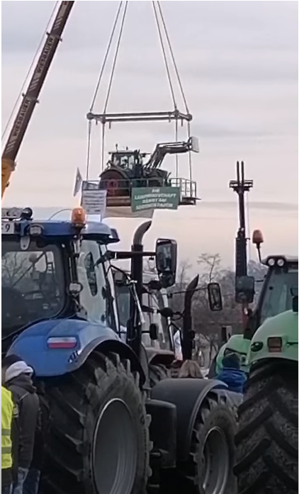 #Livestream:
Aus #Stuttgart-Bad Cannstatt (#Wasen) am 30.01.24 
von der #Bauerndemo 

🚜🌽🚜🌽🚜🌽🚜🌽🚜🌽🚜🌽🚜🌽🚜
youtube.com/watch?v=kjtsCU…
🚜🌽🚜🌽🚜🌽🚜🌽🚜🌽🚜🌽🚜🌽🚜

#MittelstandsProteste #Mittelstand #Landwirte #Landwirtschaft