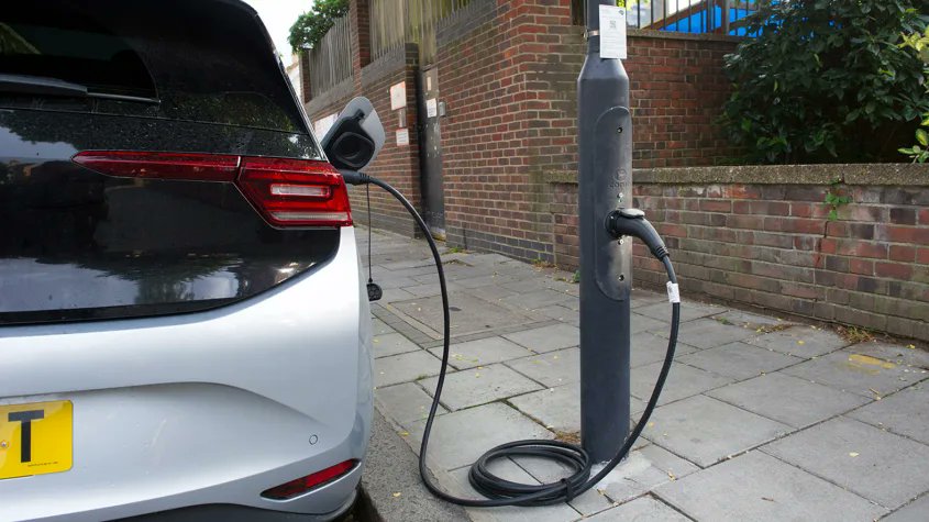 Geospatial data is a key component of the solution to the problem of how to incorporate EV charging into our already congested kerbsides. Read more about this and other predicted trends for 2024.
getmapping.co.uk/post/key-geosp…
