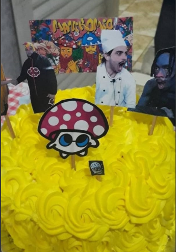fizeram um bolo manikomiko hehe https://t.co/GgxbPRb34c