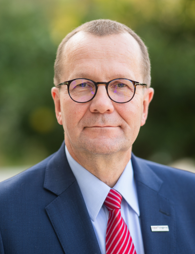 🧵
After 1⃣7⃣ years as Secretary General <a href="/COPACOGECA/">COPA-COGECA</a>, <a href="/pekka_pesonen/">Pekka Pesonen</a> is set to join 🇫🇮 agriculture administration on February 1st.
Copa and Cogeca Presidents, @ChLambert_FNSEA &amp; <a href="/LennartN_LRF/">Lennart Nilsson</a> thank him🙏– on behalf of Presidencies, all members &amp; Secretariat - for his unwavering