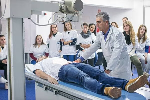 DiarioSabemos's tweet photo. Los alumnos afectados son de toda la comunidad, incluyendo Pozuelo de Alarcón, Alcalá de Henares, Fuenlabrada, y más. Esta situación impacta no solo sus estudios, sino también su futuro profesional. 👩‍🎓👨‍🎓 #MadridEducacion #FP #EducacionMadrid #PracticasFPnal #FP @Eva_Maldonado_ https://t.co/YpFuqJ7Sgz