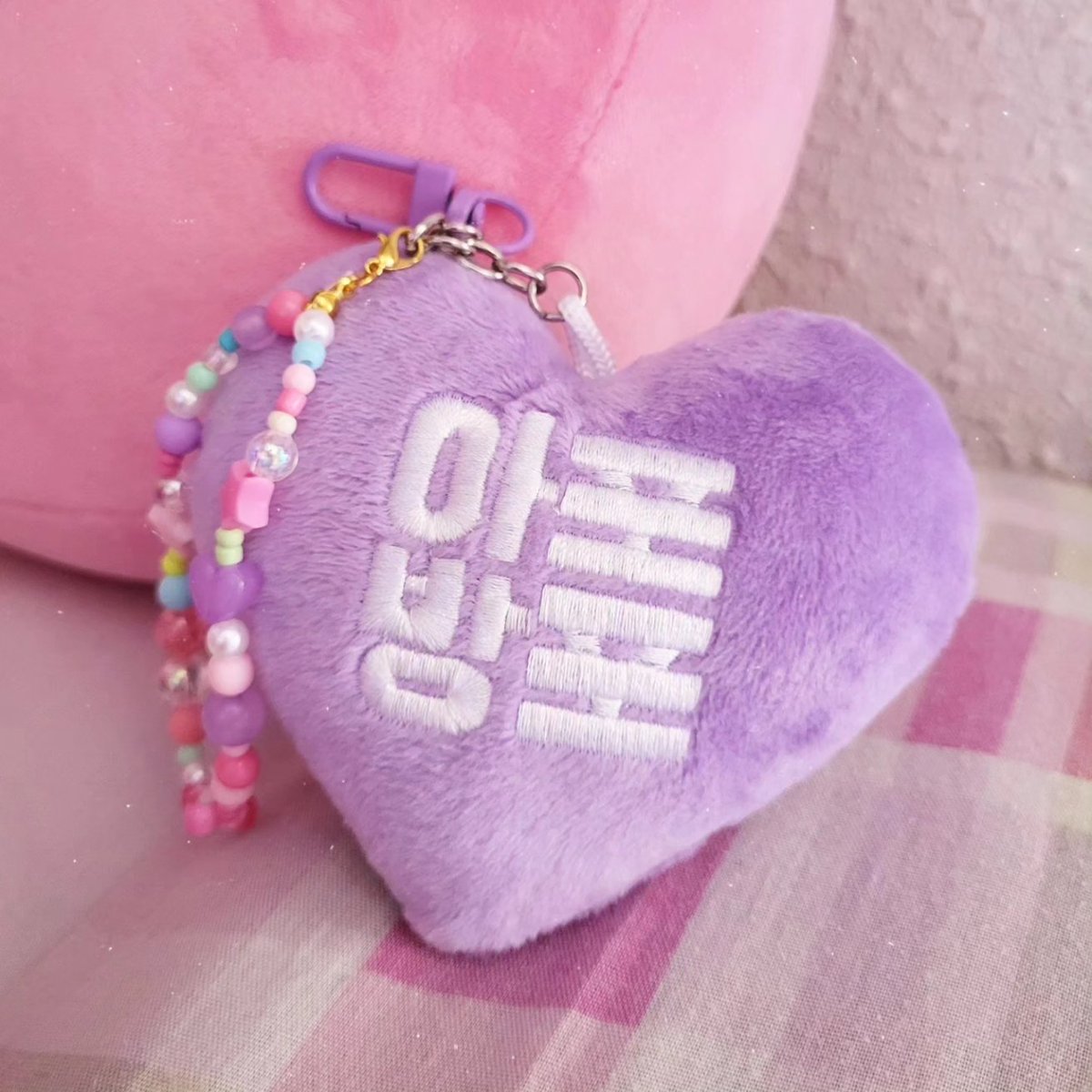 nevertoofancy's tweet photo. 아포방포 final sample update 💗

Our first plushie keychain is here! It looks so cute and it is sooo soft 😭 it gives your bags the cutest touch I am obsessed !
The bead accessory makes the best match🤍
Get your pre order now at our shop https://t.co/LEmKByI485 https://t.co/Pxo9WnyW1s