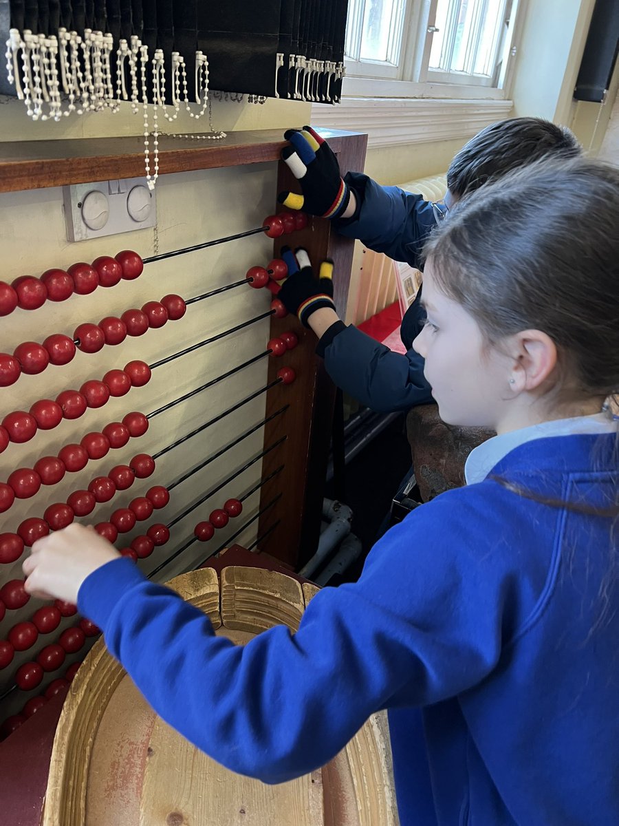 halewoodcofe's tweet photo. Year 4 are having a great day learning about the Romans and exploring Roman artefacts. 🔍 https://t.co/6loeo9B3QV