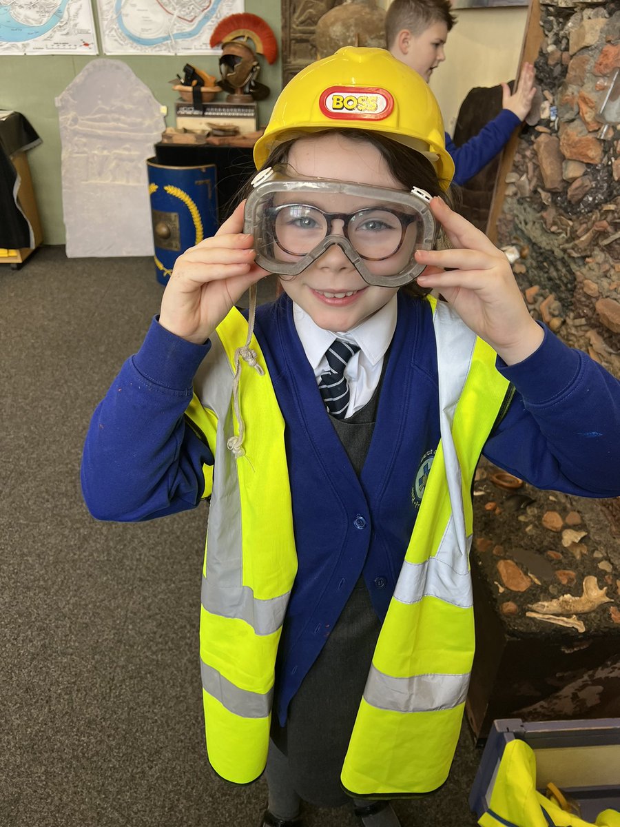 halewoodcofe's tweet photo. Year 4 are having a great day learning about the Romans and exploring Roman artefacts. 🔍 https://t.co/6loeo9B3QV