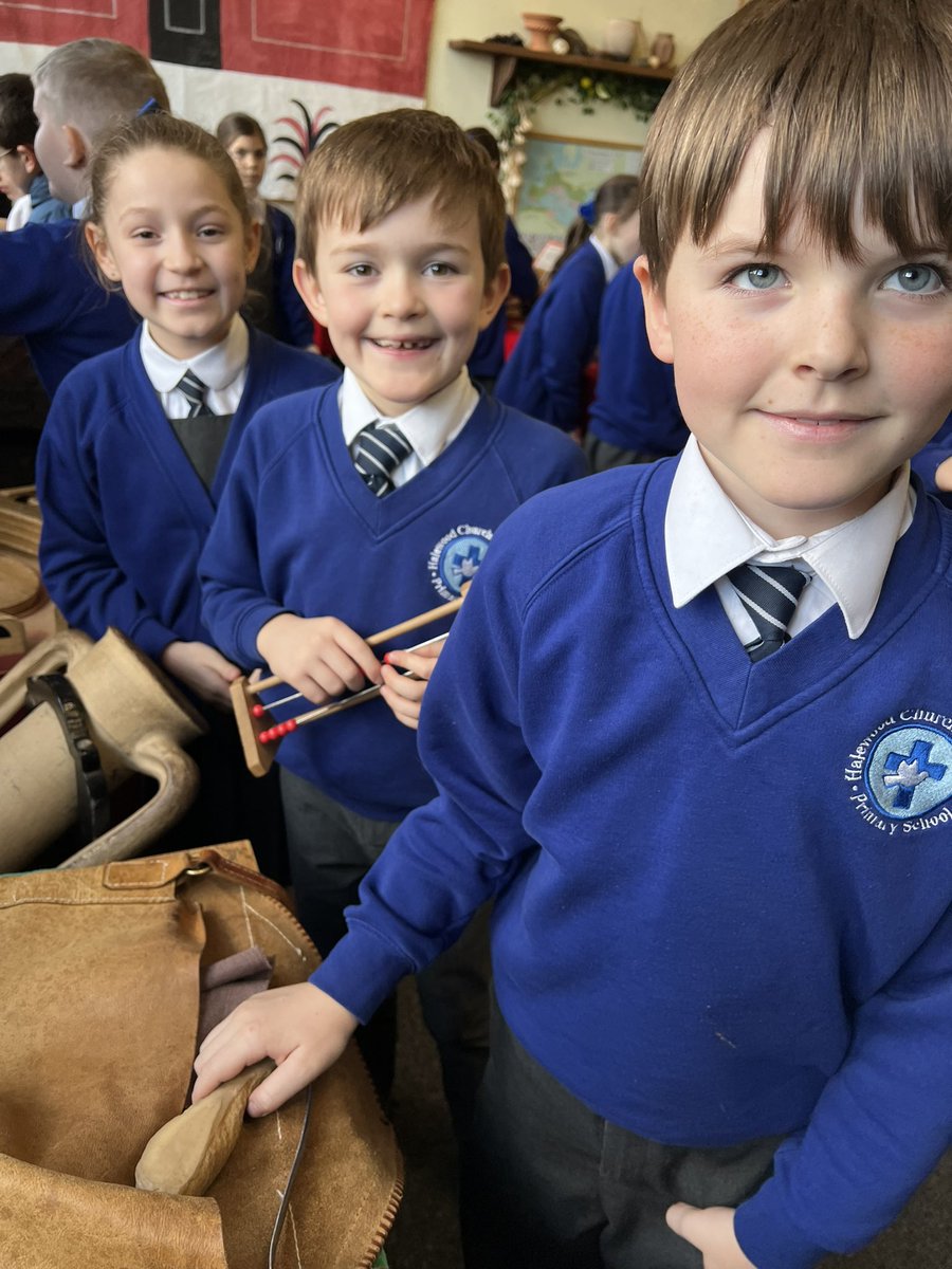 halewoodcofe's tweet photo. Year 4 are having a great day learning about the Romans and exploring Roman artefacts. 🔍 https://t.co/6loeo9B3QV