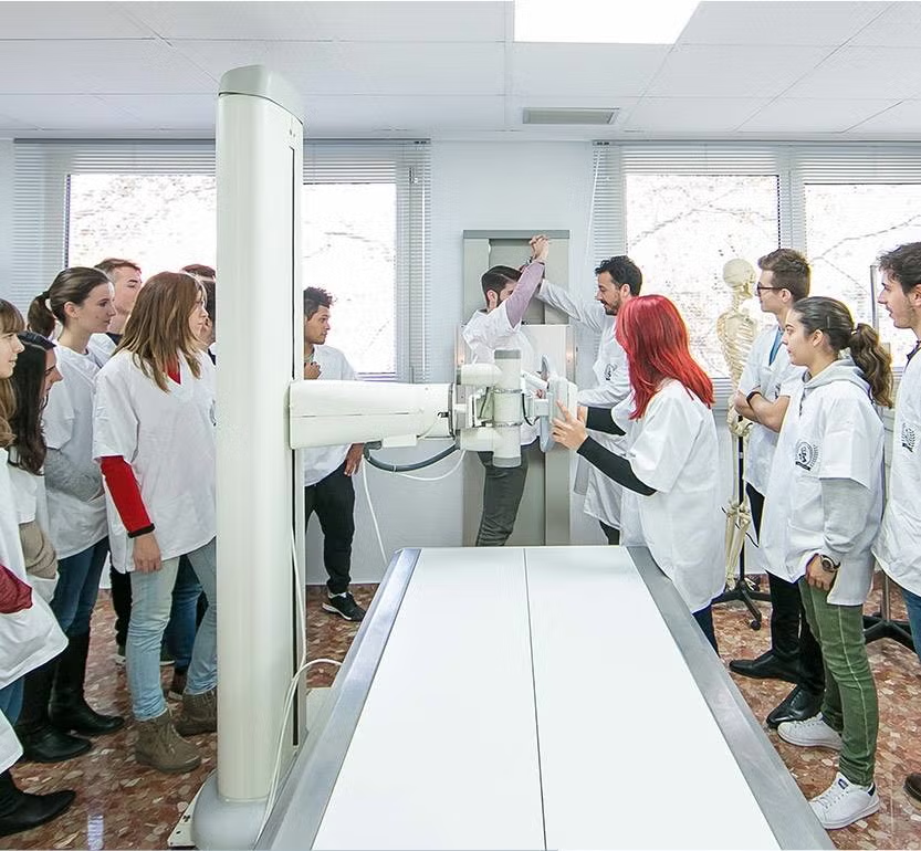 DiarioSabemos's tweet photo. ¿Sabías que algunos hospitales públicos prefieren estudiantes de instituciones privadas para las prácticas? Esto plantea serias preguntas sobre la equidad y acceso en nuestro sistema educativo⚖️🏥 #DesigualdadEducacion #PracticasSanitarias #PracticasFPnal #FP @Eva_Maldonado_ https://t.co/1nlBUueOtx