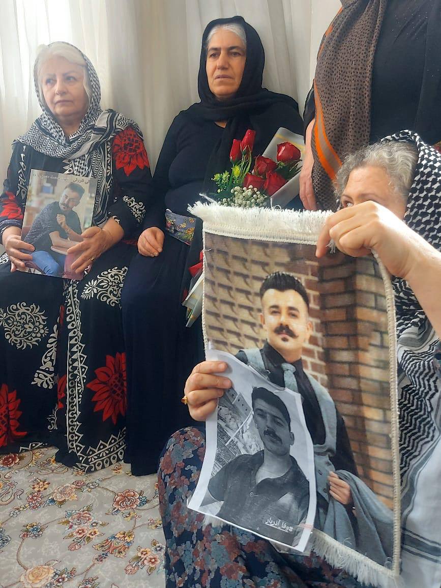 hana_humanright's tweet photo. حضور مادرشهید  #محمد_حسن‌زادە از جانباختگان انقلاب ژینا کنار مادر وفا آذربار زندانی سیاسی اعدام شدە در بوکان.

سەشنبە ١٠ بهمن ١٤٠٢

#محمد_فرامرزی 
#محسن_مظلوم 
#وفا_آذربار 
#پژمان_فاتحی 
#نە_بە_اعدام https://t.co/PQogAnt7UL