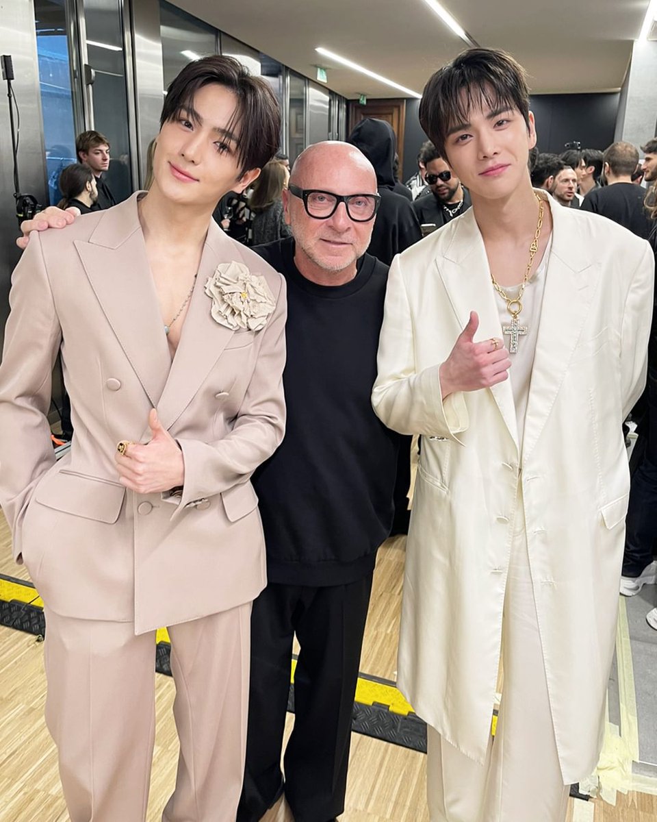 « 📸 DOLCE GABBANA || 130124 »

#YOUNGHOON & #HYUNJAE junto a #DomenicoDolce

Admin. 🍄

#THEBOYZ #더보이즈 #영훈 #현재 @WE_THE_BOYZ