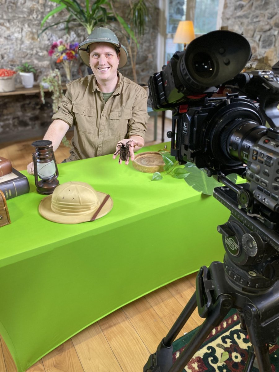 📷📷𝗟𝗜𝗚𝗛𝗧𝗦, 𝗖𝗔𝗠𝗘𝗥𝗔...𝗠𝗜𝗡𝗜𝗕𝗘𝗔𝗦𝗧𝗦...𝗔𝗖𝗧𝗜𝗢𝗡!📷📷
We had an amazing afternoon yesterday on set with Hop Skip Studios at Breckenhill today!
Some of my marvellous minibeasts were starring, with amazing little explorers, in an educational video for BBC Teach!