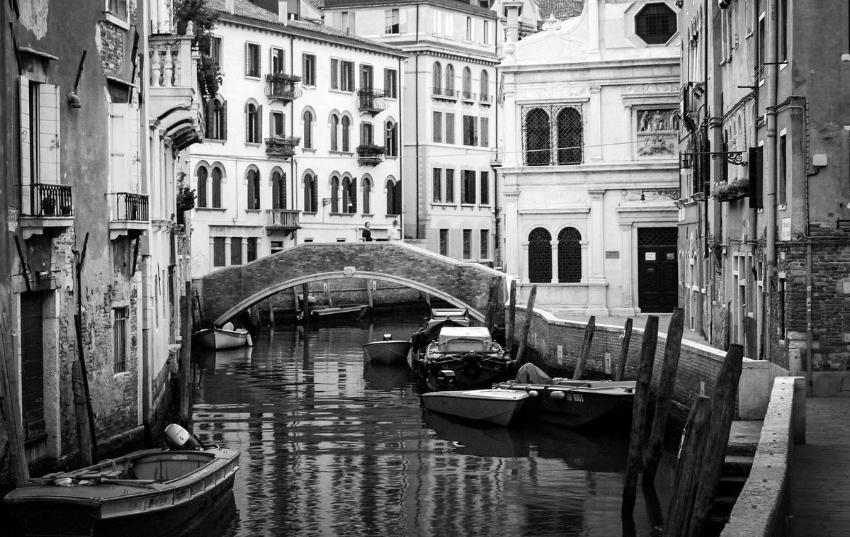 A canal in Venice, Italy @BeautyfromItaly @ThePhotoHour @HarmonyMindBody @peac4love #canal #Venice #Italy #Italia #blackandwhitephoto