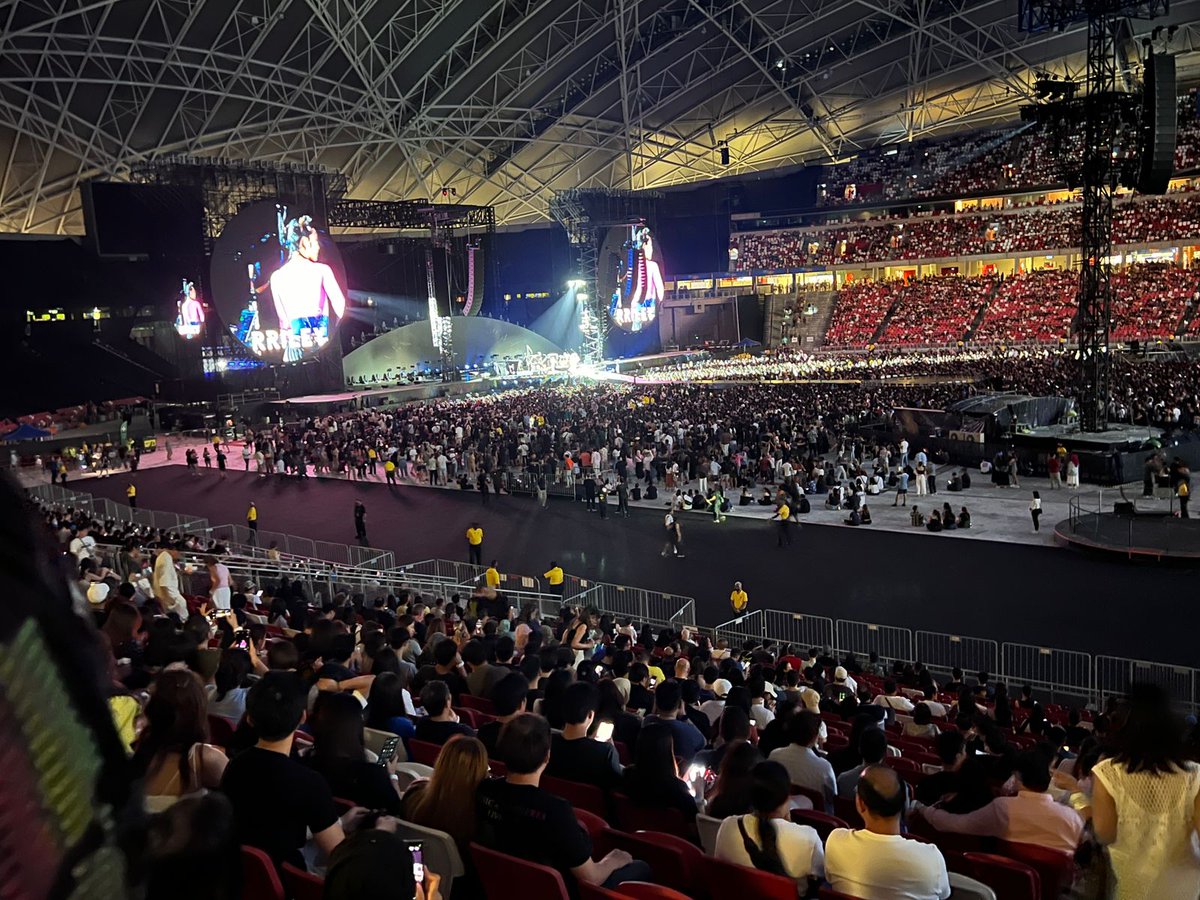 t_n_trips's tweet photo. #coldplaySG https://t.co/Gw7kZ2jYFx