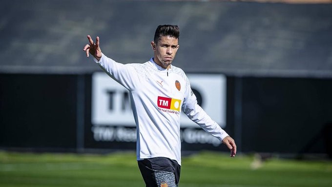 NachoCotino's tweet photo. Sacar a Gabriel Paulista AHORA, es una aberración propia de quien le importa una MIERDA el @valenciacf. En cuanto se haga, ojalá no,  'moverán hilos' para que la culpa la tenga el futbolista. Peter Lim es la mayor desgracia que ha pedecido el Valencia en toda su historia. https://t.co/K7S0rAEVPo