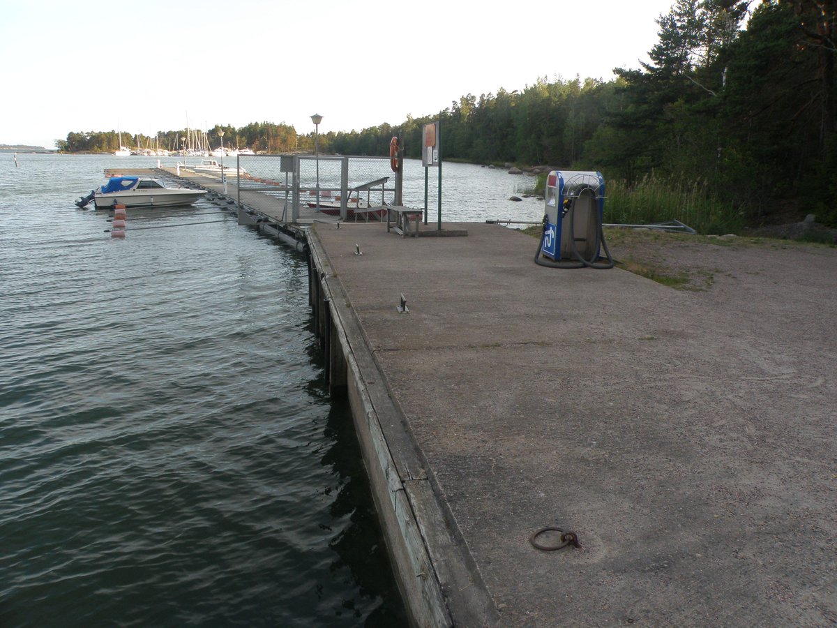 Aijai, kyllä näissä septiasemissa silmä lepää. Tässä Lähteelän asema. Oliko tämä kesän kiinnostavin? Tule Venemessujen Purjehdussatamaan pe 16.2. klo 14.30-15.00 ja kuulemaan viime kesän haisevat tilastot! #veneily