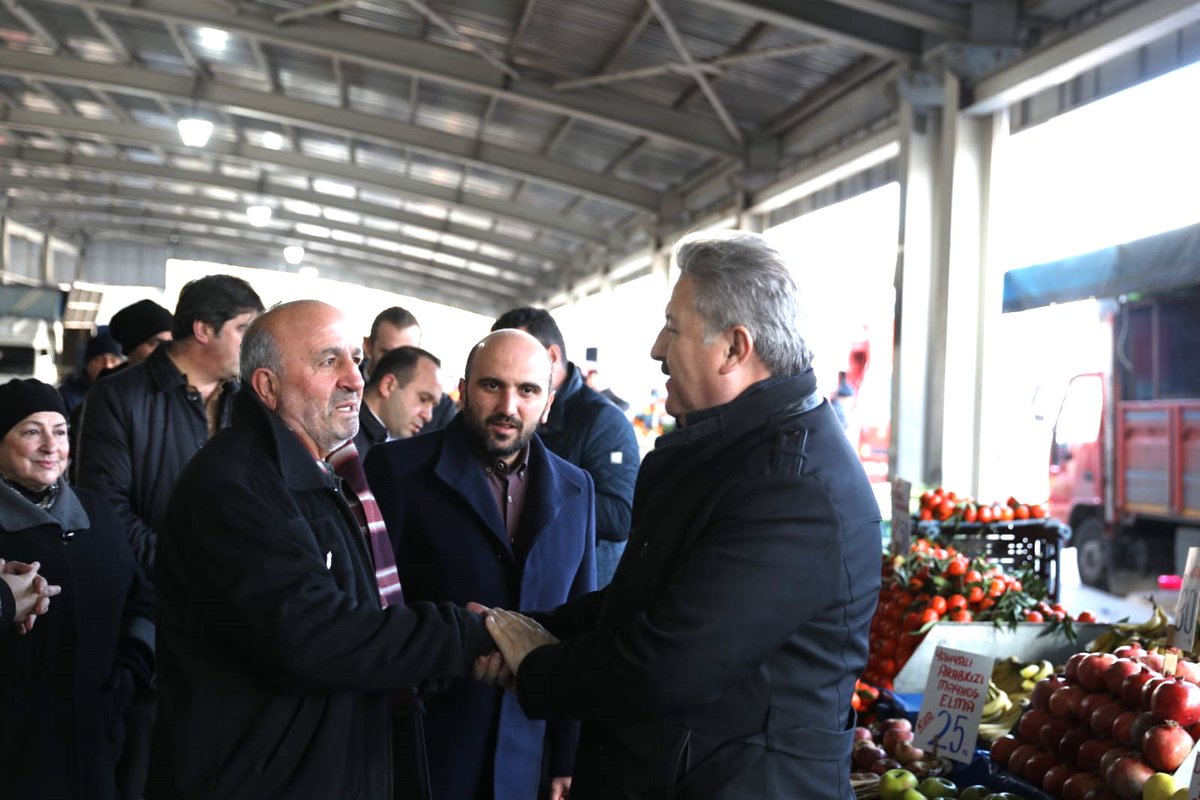 Melikgazi İlçe Başkanımız Sayın Tayyar Şahin ile birlikte Esenyurt Mahallemizde kurulan pazar yerini ziyaret ettik. İlçemize birçok yeni pazar yeri yaparak, bazı pazar yerlerini de daha kaliteli hizmet vermesi için yenileyerek pazarcı esnafımıza ve ilçemize kazandırdık. Melikgazi…